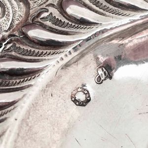 Rara bugia. Argento sbalzato e cesellato. Verona ultimo quarto del XVII secolo. Marchio con scudo crociato e dell�argentiere AB (documentato ma non identificato) ed altri marchi lombardo veneti di passaggi territoriali  - Asta Argenti da Collezione | Antichi - Associazione Nazionale - Case d'Asta italiane