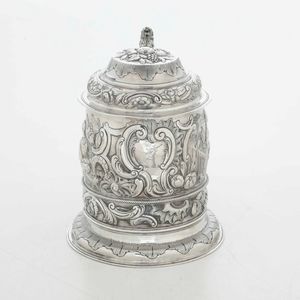 Tankard. Argento fuso, sbalzato e cesellato. Londra terzo quarto del XVIII secolo (1763?). Argentiere DR sormontato da corona (non identificato)  - Asta Argenti da Collezione | Antichi - Associazione Nazionale - Case d'Asta italiane