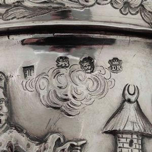 Tankard. Argento fuso, sbalzato e cesellato. Londra terzo quarto del XVIII secolo (1763?). Argentiere DR sormontato da corona (non identificato)  - Asta Argenti da Collezione | Antichi - Associazione Nazionale - Case d'Asta italiane