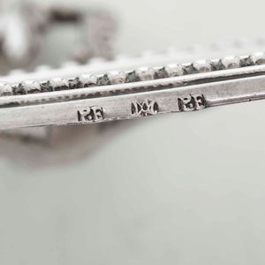 Coppia di vassoi e forbici taglia stoppini. Argento fuso, sbalzato e cesellato. Crema ultimo quarto del XVIII secolo, argentieri differenti  - Asta Argenti da Collezione | Antichi - Associazione Nazionale - Case d'Asta italiane