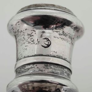 Coppia di candelieri. Argento fuso e sagomato. Venezia XVIII secolo, marchio dell�argentiere VC (documentato ma non identificato)  - Asta Argenti da Collezione | Antichi - Associazione Nazionale - Case d'Asta italiane