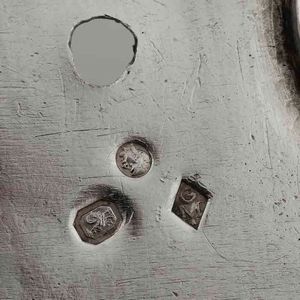 Madonna con Bambino in argento fuso, cesellato e traforato. Granducato di Parma e Piacenza. Bolli di occupazione francese in uso dal 1808 al 1814. Argentiere GM entro losanga  - Asta Argenti da Collezione | Antichi - Associazione Nazionale - Case d'Asta italiane