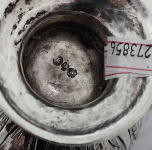 Rara brocca. Argento fuso, sbalzato e cesellato. Firenze inizio del XVIII secolo, marchio della citt�, del saggiatore (navicella) e dell�argentiere  - Asta Argenti da Collezione | Antichi - Associazione Nazionale - Case d'Asta italiane