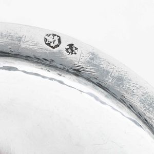 Vassoio porta posta. Argento fuso, sagomato e cesellato. Roma ultimo ventennio del XVIII secolo. Marchio dell'argentiere consunto di difficile lettura (Giovanni Marinucci ?)  - Asta Argenti da Collezione | Antichi - Associazione Nazionale - Case d'Asta italiane
