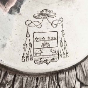 Coppia di candelieri in argento fuso, sbalzato e cesellato, maestro argentiere Angelo Giannotti (1824-1865), Roma XIX secolo  - Asta Argenti da Collezione | Antichi - Associazione Nazionale - Case d'Asta italiane