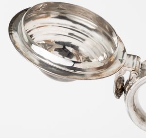 Tankard. Argento fuso e sbalzato. Londra 1756, argentiere W.W.  - Asta Argenti da Collezione | Antichi - Associazione Nazionale - Case d'Asta italiane