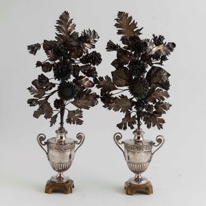 Coppia di portapalma in argento fuso, sbalzato, cesellato e basi in bronzo dorato. Napoli, prima met� del XIX secolo. Maestro argentiere Giovanni Casolla  - Asta Argenti da Collezione | Antichi - Associazione Nazionale - Case d'Asta italiane