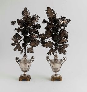Coppia di portapalma in argento fuso, sbalzato, cesellato e basi in bronzo dorato. Napoli, prima met� del XIX secolo. Maestro argentiere Giovanni Casolla  - Asta Argenti da Collezione | Antichi - Associazione Nazionale - Case d'Asta italiane