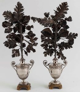 Coppia di portapalma in argento fuso, sbalzato, cesellato e basi in bronzo dorato. Napoli, prima met� del XIX secolo. Maestro argentiere Giovanni Casolla  - Asta Argenti da Collezione | Antichi - Associazione Nazionale - Case d'Asta italiane