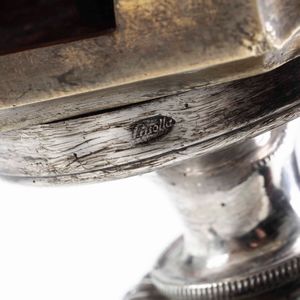 Coppia di portapalma in argento fuso, sbalzato, cesellato e basi in bronzo dorato. Napoli, prima met� del XIX secolo. Maestro argentiere Giovanni Casolla  - Asta Argenti da Collezione | Antichi - Associazione Nazionale - Case d'Asta italiane