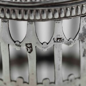 Stoppiniera. Argento fuso, sbalzato e traforato. Manifattura d�oltralpe del XIX secolo  - Asta Argenti da Collezione | Antichi - Associazione Nazionale - Case d'Asta italiane