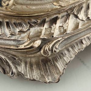 Coppia di candelabri. Argento fuso, sbalzato e cesellato. Francia XIX-XX secolo. Argentiere EB entro losanga (non identificato)  - Asta Argenti da Collezione | Antichi - Associazione Nazionale - Case d'Asta italiane
