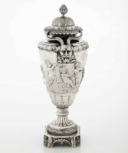 Potiche. Argento fuso, sbalzato e cesellato. Manifattura europea del XIX-XX secolo (Hanau?). Marchi ad imitazione dell�argenteria settecentesca francese  - Asta Argenti da Collezione | Antichi - Associazione Nazionale - Case d'Asta italiane