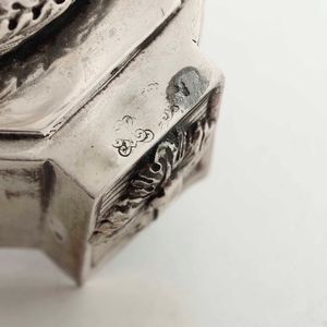 Potiche. Argento fuso, sbalzato e cesellato. Manifattura europea del XIX-XX secolo (Hanau?). Marchi ad imitazione dell�argenteria settecentesca francese  - Asta Argenti da Collezione | Antichi - Associazione Nazionale - Case d'Asta italiane