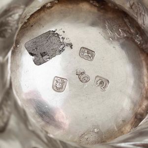 Coppa biansata. Argento fuso, sbalzato, cesellato e smalti policromi. Londra 1768. Argentiere RG (non identificato)  - Asta Argenti da Collezione | Antichi - Associazione Nazionale - Case d'Asta italiane