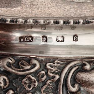 Kattle. Argento fuso, sbalzato e cesellato. Birmingham 1904. Argentiere W.G.K. (non identificato)  - Asta Argenti da Collezione | Antichi - Associazione Nazionale - Case d'Asta italiane