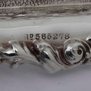 Vassoio porta posta. Argento fuso e sagomato. Birmingham 1904. Argentiere Henry Hubson & son  - Asta Argenti da Collezione | Antichi - Associazione Nazionale - Case d'Asta italiane