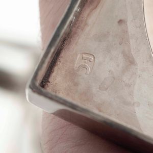 Coppa biansata in argento fuso, sbalzato e cesellato. Bollo della citt� di Londra 1775, argentiere John Cramer  - Asta Argenti da Collezione | Antichi - Associazione Nazionale - Case d'Asta italiane