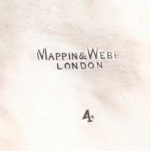 Teiera. Argento fuso, sagomato e legno ebanizzato. Marchi della citt� di Sheffield per l�anno 1907 e dell�argentiere Mappin & Webb  - Asta Argenti da Collezione | Antichi - Associazione Nazionale - Case d'Asta italiane
