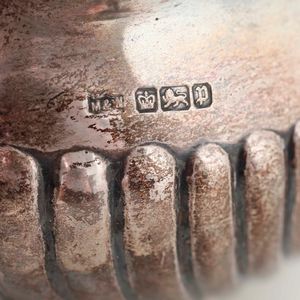 Teiera. Argento fuso, sagomato e legno ebanizzato. Marchi della citt� di Sheffield per l�anno 1907 e dell�argentiere Mappin & Webb  - Asta Argenti da Collezione | Antichi - Associazione Nazionale - Case d'Asta italiane