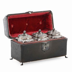 Set di tre scatole da t�. Argento fuso, sbalzato e cesellato. Londra 1754. Argentiere WA inframezzato da stella (non identificato)  - Asta Argenti da Collezione | Antichi - Associazione Nazionale - Case d'Asta italiane