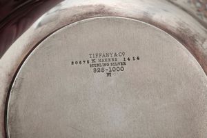 Due ciotole e un cestino. Argento sterling fuso, sagomato e traforato. Tiffany, USA inizi XX secolo  - Asta Argenti da Collezione | Antichi - Associazione Nazionale - Case d'Asta italiane