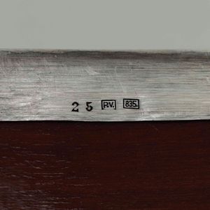 Scatola. Argento fuso e sagomato. Struttura in legno. Argenteria belga del XX secolo. Argentiere P.V.  - Asta Argenti da Collezione | Antichi - Associazione Nazionale - Case d'Asta italiane
