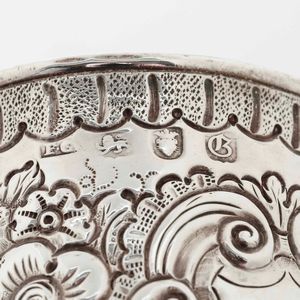 Mug in argento fuso, sbalzato e cesellato. Marchio della citt� di Londra per l'anno 1762, argentiere Francis Crump  - Asta Argenti da Collezione | Antichi - Associazione Nazionale - Case d'Asta italiane