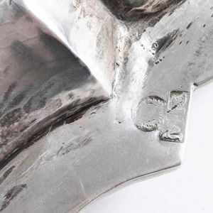 Sei piatti e due vassoi in argento fuso, sbalzato e sagomato. Argenteria artistica italiana del XX secolo. Marchi ad imitazione dell�argenteria veneta del XVIII secolo  - Asta Argenti da Collezione | Antichi - Associazione Nazionale - Case d'Asta italiane