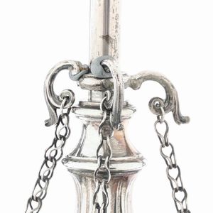 Grande lucerna in argento. Argenteria artistica milanese del XX secolo, bollo con fascio littorio in uso dal 1935 al 1945, argentiere F.lli di Leone  - Asta Argenti da Collezione | Antichi - Associazione Nazionale - Case d'Asta italiane