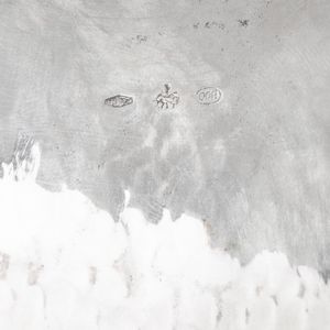 Centrotavola a forma di conchiglia. Argento fuso e sbalzato. Argenteria milanese del XX secolo, argentiere Eros Genazzi.<BR>  - Asta Argenti da Collezione | Antichi - Associazione Nazionale - Case d'Asta italiane