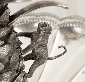 Monumentale fontana centrotavola. Argento fuso, sbalzato, cesellato e base circolare in malachite. Argenteria artistica italiana della prima met del XX secolo  - Asta Argenti da Collezione | Antichi - Associazione Nazionale - Case d'Asta italiane