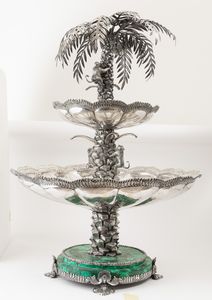 Monumentale fontana centrotavola. Argento fuso, sbalzato, cesellato e base circolare in malachite. Argenteria artistica italiana della prima met del XX secolo  - Asta Argenti da Collezione | Antichi - Associazione Nazionale - Case d'Asta italiane