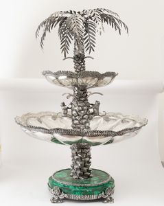Monumentale fontana centrotavola. Argento fuso, sbalzato, cesellato e base circolare in malachite. Argenteria artistica italiana della prima met del XX secolo  - Asta Argenti da Collezione | Antichi - Associazione Nazionale - Case d'Asta italiane