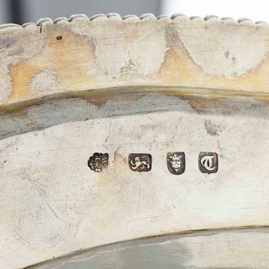 Grande vassoio. Argento fuso, sbalzato e cesellato. Marchi della citt� di Londra per l�anno 1771 e dell�argentiere John Parker & Edward Walkelin  - Asta Argenti da Collezione | Antichi - Associazione Nazionale - Case d'Asta italiane