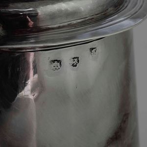 Tankard. Argento fuso, sbalzato e cesellato. Londra 1663. Marchio dellargentiere assente  - Asta Argenti da Collezione | Antichi - Associazione Nazionale - Case d'Asta italiane