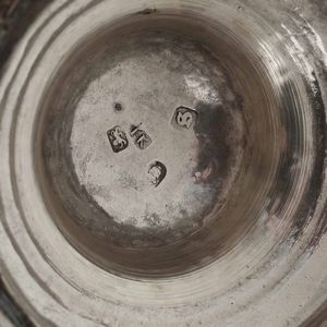 Tankard in argento fuso e sbalzato. Londra 1773. Argentiere John King  - Asta Argenti da Collezione | Antichi - Associazione Nazionale - Case d'Asta italiane