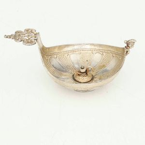 Kovsh. Argento fuso, sbalzato, cesellato e dorato. Probabile manifattura medio orientale del XIX-XX secolo  - Asta Argenti da Collezione | Antichi - Associazione Nazionale - Case d'Asta italiane