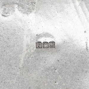 Legumiera con presentoire. Argento fuso, sbalzato e cesellato. Argenteria egiziana del XX secolo  - Asta Argenti da Collezione | Antichi - Associazione Nazionale - Case d'Asta italiane