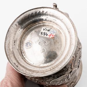 Mug. Argento fuso, sbalzato e cesellato. Londra 1784. Argentiere TL (non identificato)  - Asta Argenti da Collezione | Antichi - Associazione Nazionale - Case d'Asta italiane