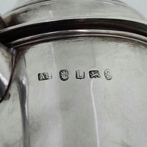 Tankard. Argento fuso, sbalzato e cesellato. Londra 1799. Argentiere A.L (non identificato)  - Asta Argenti da Collezione | Antichi - Associazione Nazionale - Case d'Asta italiane