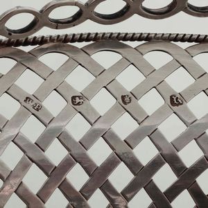 Cestino. Argento sterling fuso e traforato. Marchio della citt� di Londra per l'anno 1772, argentiere William Plummer  - Asta Argenti da Collezione | Antichi - Associazione Nazionale - Case d'Asta italiane