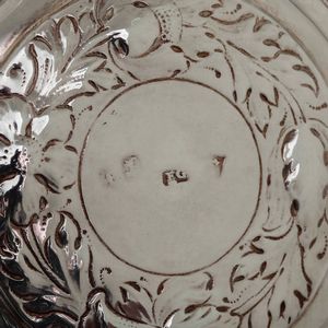 Tankard. Argento fuso, sbalzato e cesellato. Londra 1680 o 1694 (marchio parziale di difficile lettura). Argentiere EG (non identificato)  - Asta Argenti da Collezione | Antichi - Associazione Nazionale - Case d'Asta italiane