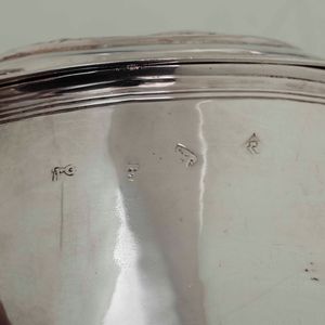 Tankard. Argento fuso, sbalzato e cesellato. Londra 1680 o 1694 (marchio parziale di difficile lettura). Argentiere EG (non identificato)  - Asta Argenti da Collezione | Antichi - Associazione Nazionale - Case d'Asta italiane