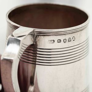 Mug. Argento fuso, sbalzato e cesellato. Londra 1806. Argentiere Abstainando King  - Asta Argenti da Collezione | Antichi - Associazione Nazionale - Case d'Asta italiane