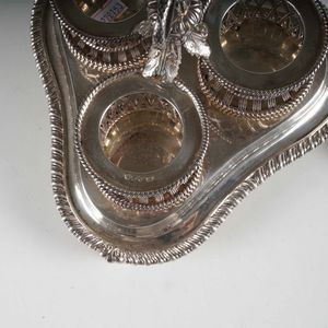 Porta uova. Argento fuso, sbalzato, traforato e cesellato. Londra 1810-1811. Marchi dell�argentiere Paul Storr  - Asta Argenti da Collezione | Antichi - Associazione Nazionale - Case d'Asta italiane