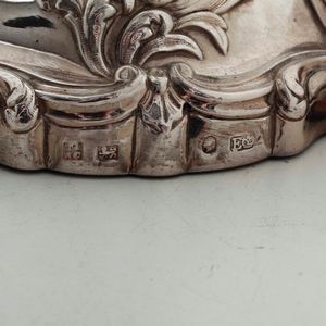 Coppia di candelieri in argento fuso, sbalzato e cesellato. Marchio della citt di Londra per l'anno 1848, argentiere T.J& Creswick  - Asta Argenti da Collezione | Antichi - Associazione Nazionale - Case d'Asta italiane