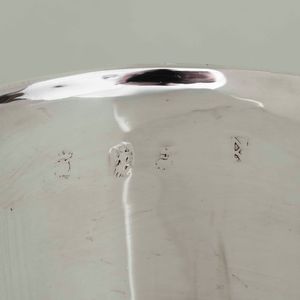 Coppa biansata. Argento fuso e sbalzato. Londra 1697. Marchio dellargentiere consunto di difficile lettura  - Asta Argenti da Collezione | Antichi - Associazione Nazionale - Case d'Asta italiane