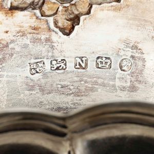 Cestino. Argento fuso, sbalzato e cesellato. Marchio della citt� di Sheffield per l'anno 1856, argentiere Wilkinson & Co.  - Asta Argenti da Collezione | Antichi - Associazione Nazionale - Case d'Asta italiane