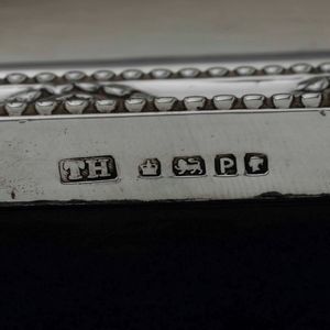 Coppia di candelieri in argento fuso e cesellato. Marchio della citt� di Sheffield per l'anno 1859, argentiere TH (non identificato)  - Asta Argenti da Collezione | Antichi - Associazione Nazionale - Case d'Asta italiane